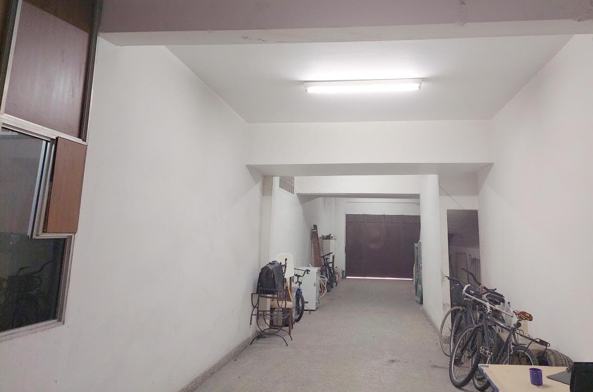 Amplio Local/depósito con Acceso de Automóvil. Son 425 m² Todo en Planta Baja. 2