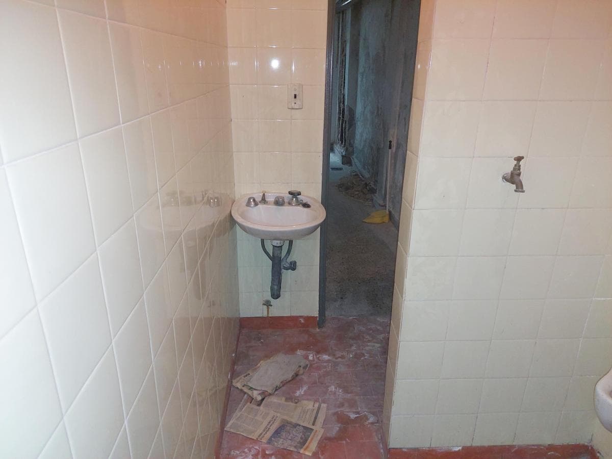 Amplio Local/depósito con Acceso de Automóvil. Son 425 m² Todo en Planta Baja. 5