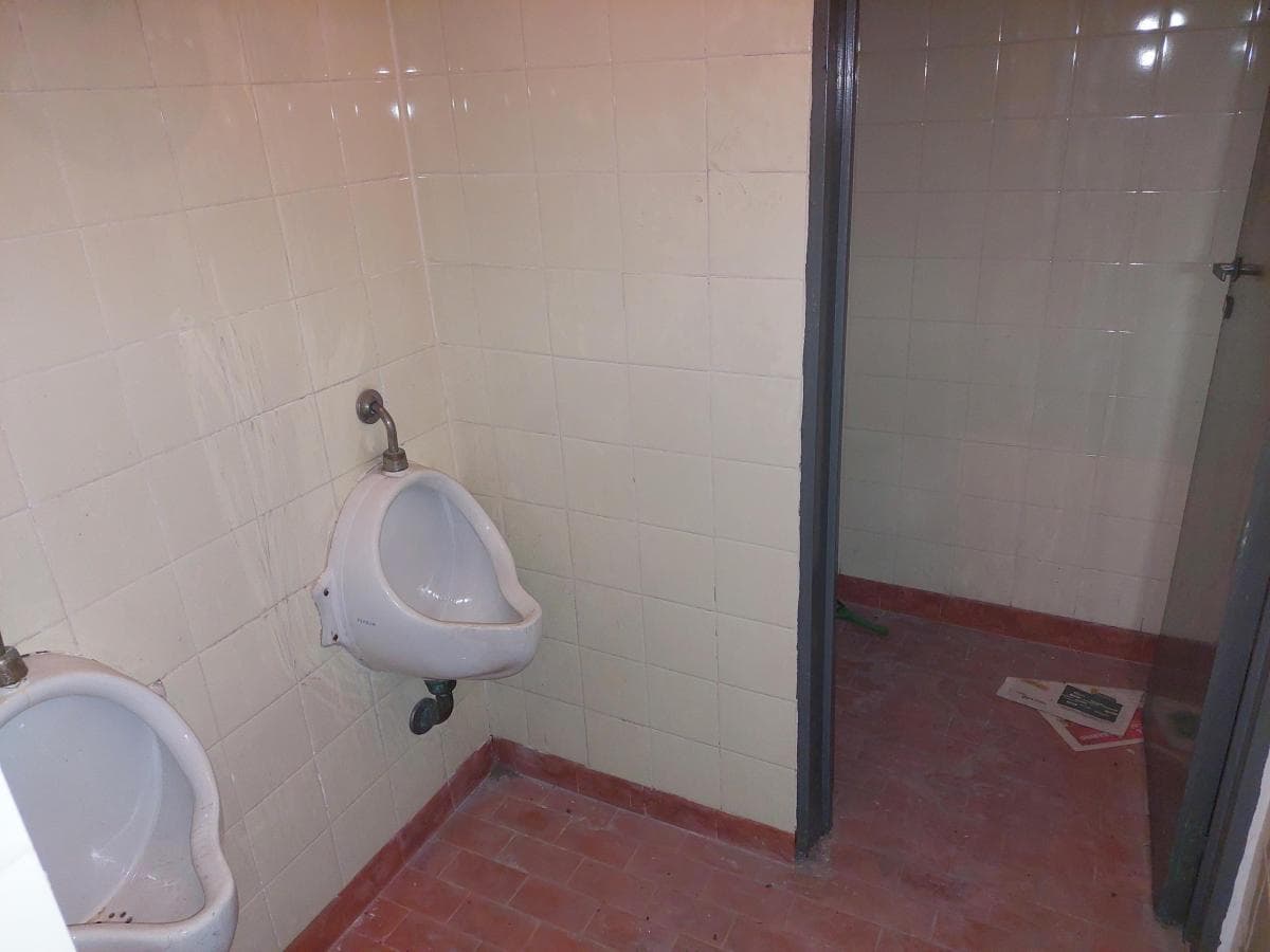 Amplio Local/depósito con Acceso de Automóvil. Son 425 m² Todo en Planta Baja. 3