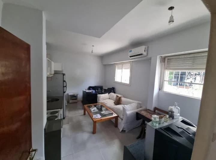 Refaccionado 2 ambientes en planta baja con patio . 2 ventanas a la calle, sobre Gorriti. 1