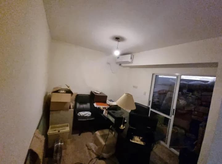 Refaccionado 2 ambientes en planta baja con patio . 2 ventanas a la calle, sobre Gorriti. 2