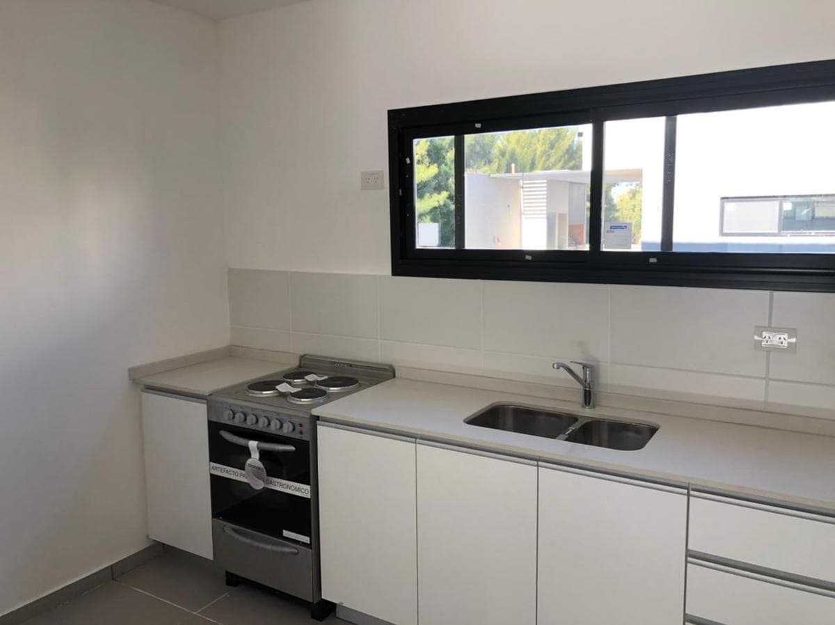 Casa de 3 Ambientes con Cochera en Venta en Tigre 2