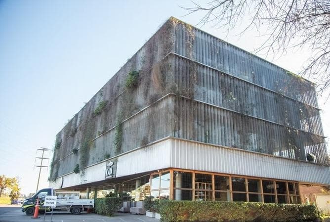 EXCELENTE OFICINA CON BALCÓN- SEGURIDAD- COCHERA- CON MUEBLES- IMPECABLE! 2