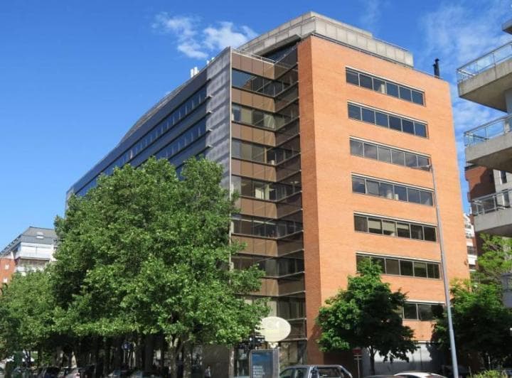 Oficina en alquiler en Puerto Madero en edificio de categoría 2
