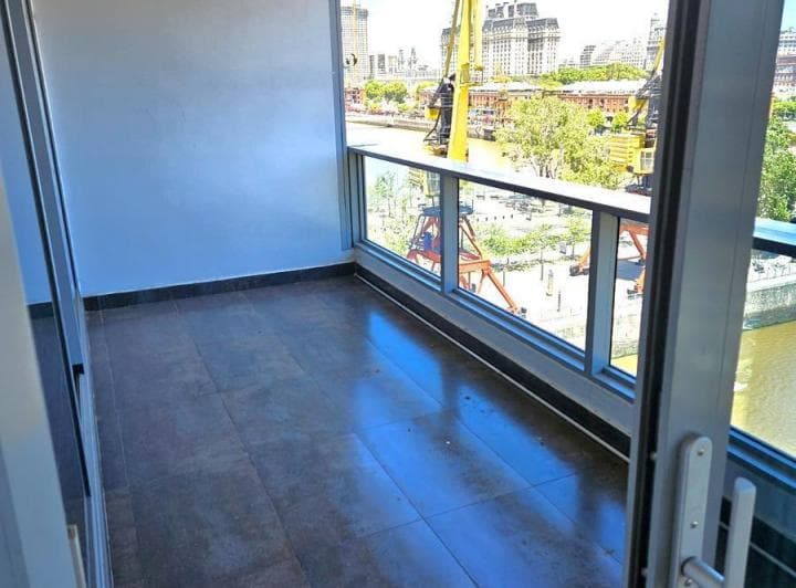 ALQUILER Piso bajo al DIQUEy peatonal de 2 Suites y dependencias  2 cocheras Para ingresar 1