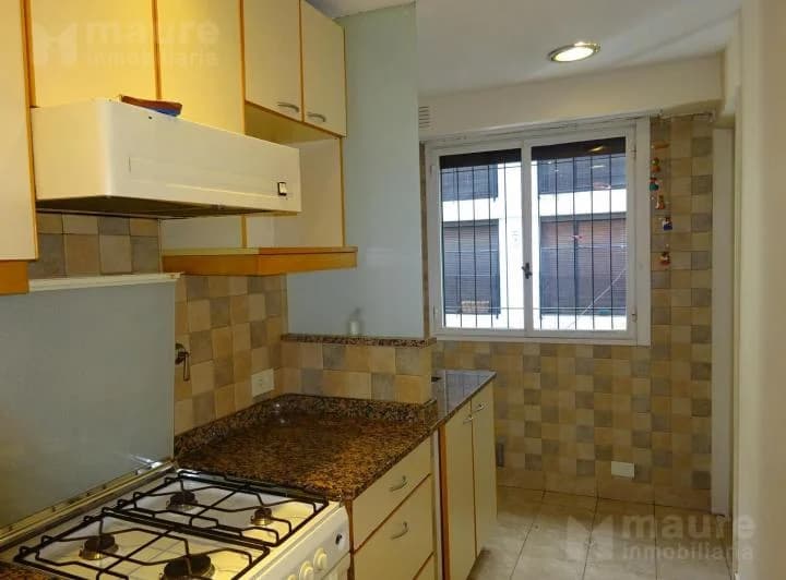 Departamento de 2 dormitorios con dependencia y cochera fija en alquiler en Belgrano. 2