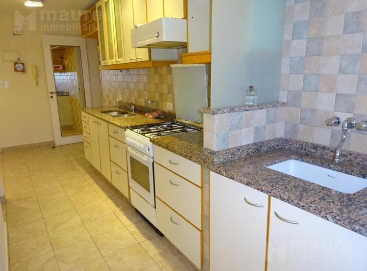 Departamento de 2 dormitorios con dependencia y cochera fija en alquiler en Belgrano. 4