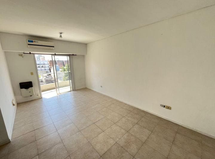 HERMOSO MONOAMBIENTE,   A SOLO 100 METROS DE LA ESTACION DE CASTELAR (NORTE) 3