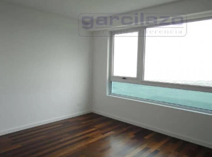 Muy buena vista. Apto profesional. Amenities.  Cochera fija. 4