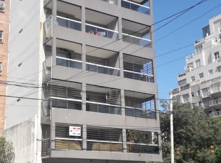 Amplio depto 2 amb, 5 piso c/balcon al fte,  75m2, AMOBLADO, baño y toilette 1