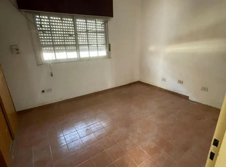 Casa en alquiler - 3 Dormitorios 2 Baños - Liniers 1