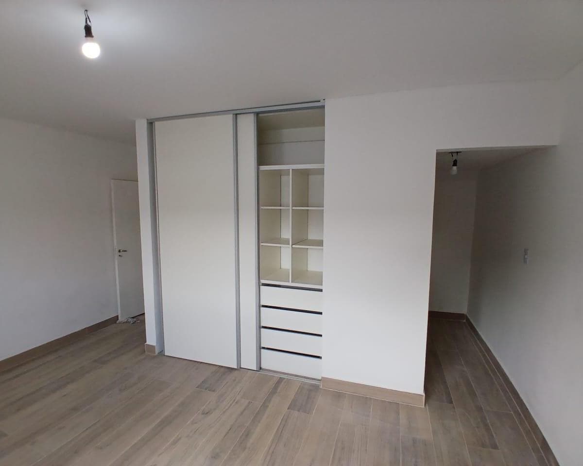 Tríplex de 4 Ambientes en Venta en Munro. 2