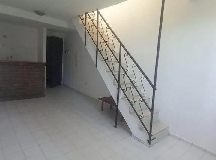 ALQUILER DEPARTAMENTO DUPLEX POR ESCALERA ALBERDI 3