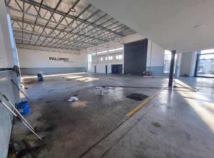 Importante local - Juan b Justo y Uruguay 5