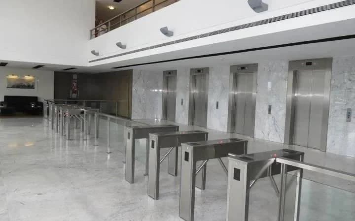 ALQUILER DE OFICINA CORPORATIVA c/COCHERA - MADERO CENTER 3