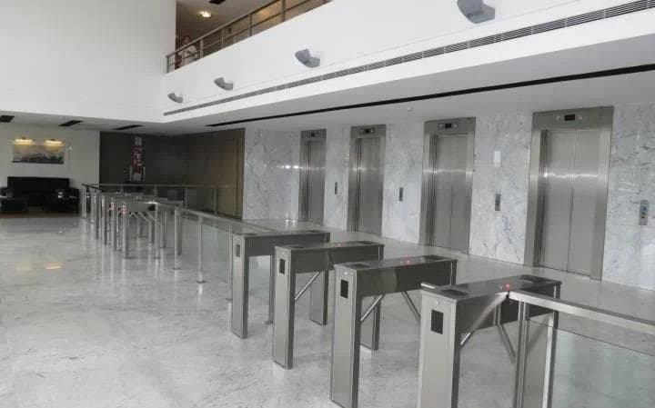 ALQUILER DE OFICINA CORPORATIVA c/COCHERA - MADERO CENTER 2