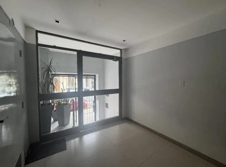 EXCELENTE MONOAMBIENTE AL FRENTE CON BALCON 4