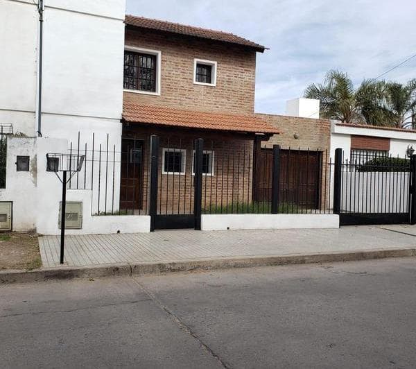 Dúplex en Alquiler/Venta 2 dormitorios, cochera y patio 2