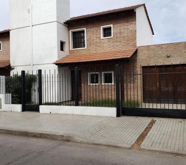 Dúplex en Alquiler/Venta 2 dormitorios, cochera y patio 3
