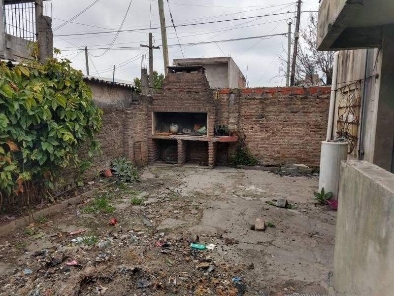 Amplia Propiedad en Venta en Esquina con Garaje y Patio. 3