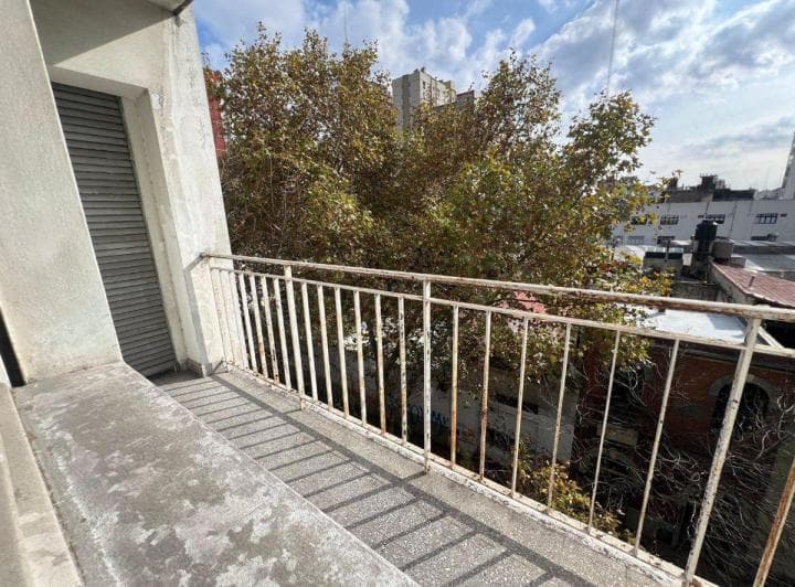 Venta de depto 3 amb con balcón en Balvanera 3
