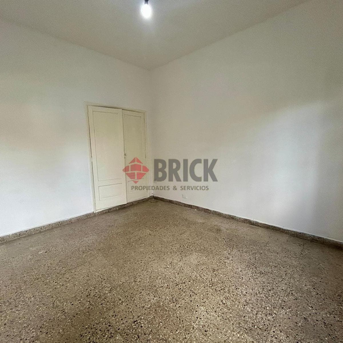 Casa con Jardin y Cochera - Venta o Alquiler 5