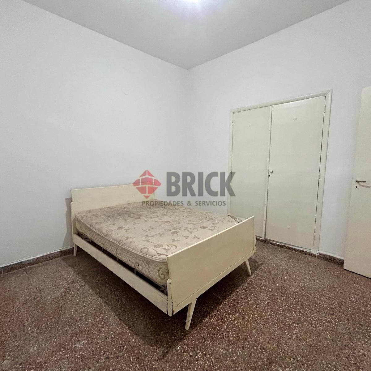 Casa con Jardin y Cochera - Venta o Alquiler 2