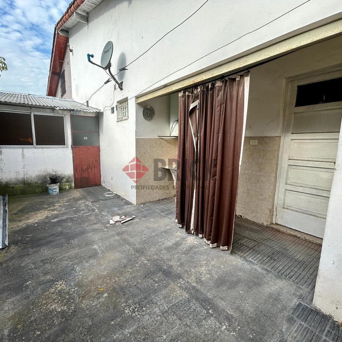 Casa con Jardin y Cochera - Venta o Alquiler 1