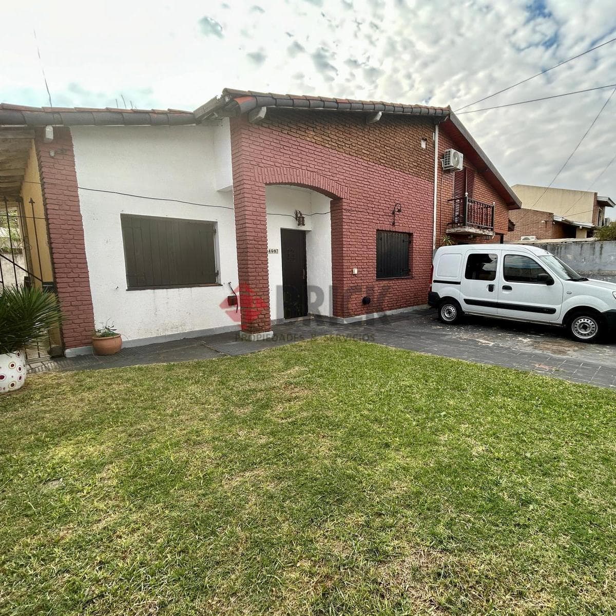 Casa con Jardin y Cochera - Venta o Alquiler 4