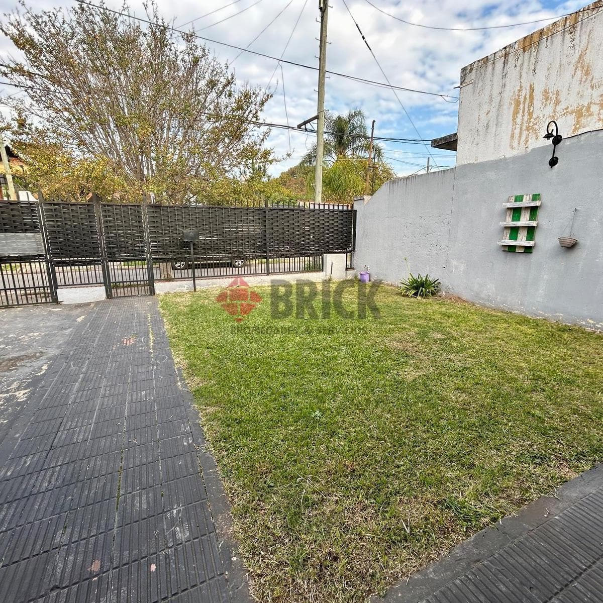 Casa con Jardin y Cochera - Venta o Alquiler 3