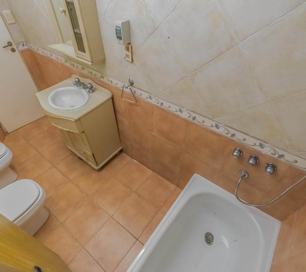 PH a La Venta de 3 Ambientes en Santos Lugares con Patio Cubierto, Terraza y Quincho 1