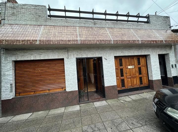 EXCELENTE CASA CON TERRAZA Y COCHERA 1