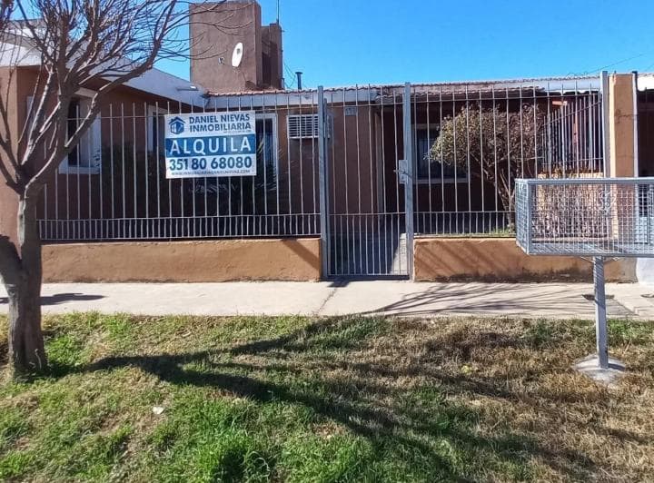ALQUILER CASA 3 DORMITORIOS BARRIO BOUWER 1