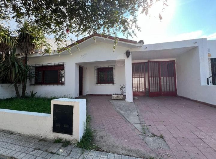 Casa de 2 dormitorios y gran patio en barrio San Rafael 1