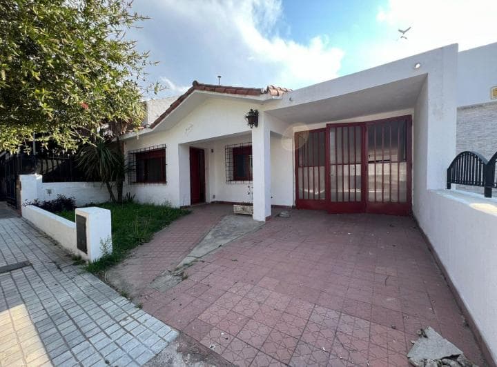 Casa de 2 dormitorios y gran patio en barrio San Rafael 2