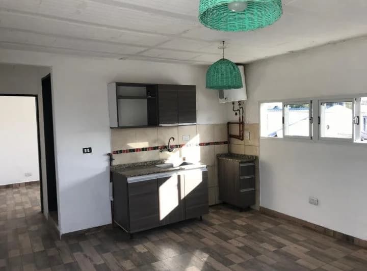 Barrio Ameghino Sur, se alquila departamento en planta alta 5