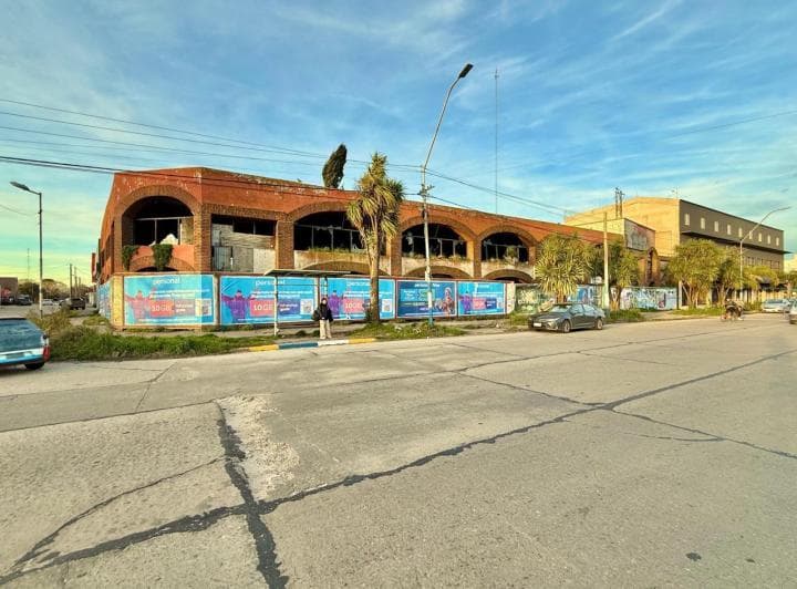 Importante esquina en alquiler 1