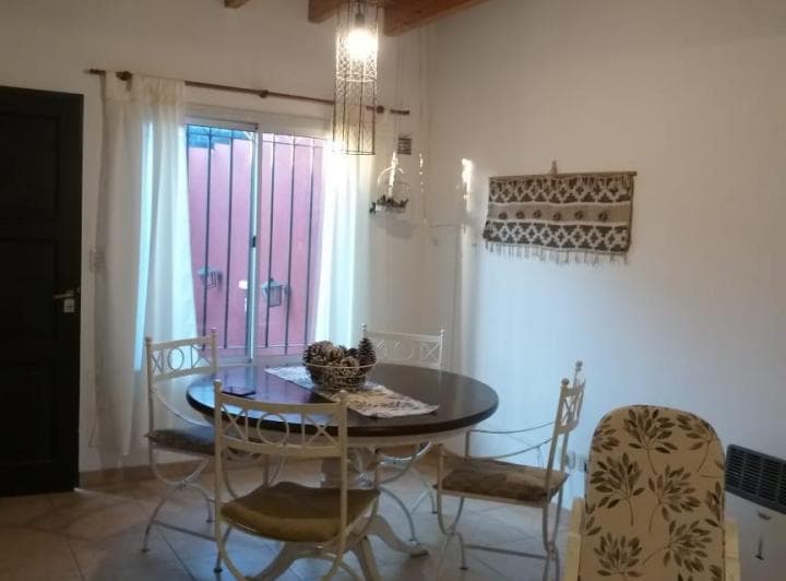 Disponible desde  24 de junio excelente 2 dormitorios 1° piso  4