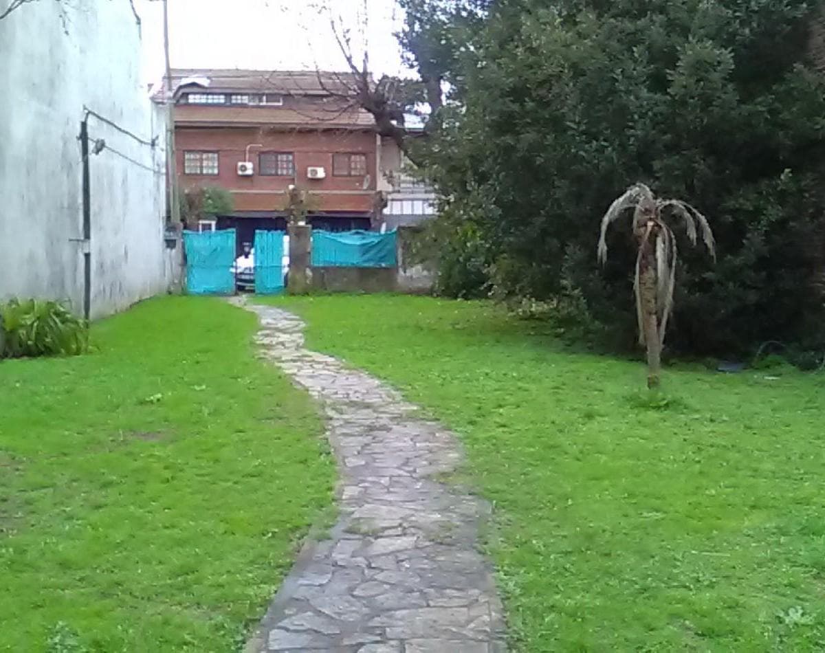 Ideal Inversores. Amplio Lote con Casa Al Fondo. 1