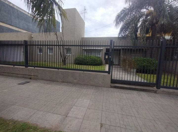 EN VENTA HERMOSA CASA CERRO DE LAS ROSAS 2 DORMIT 1