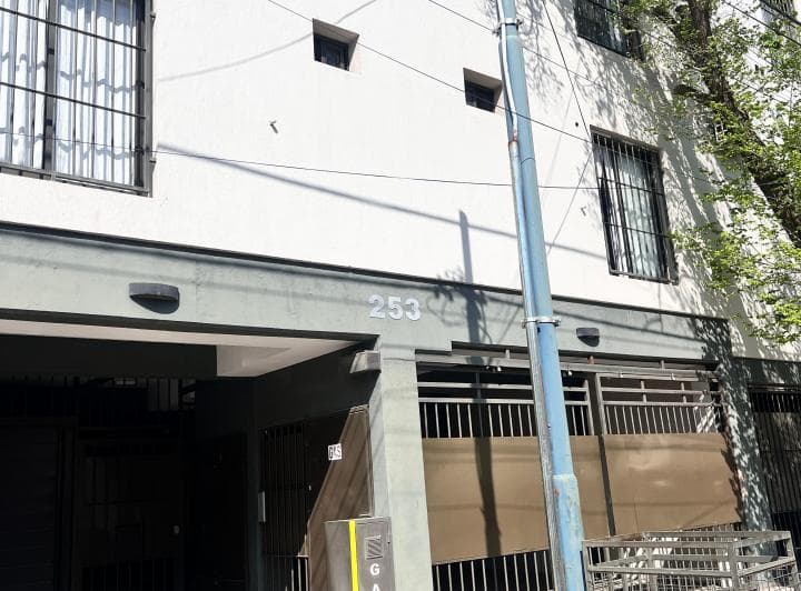 Alquiler un dormitorio cochera a 1/2 cuadra Universidad Champagnat 1