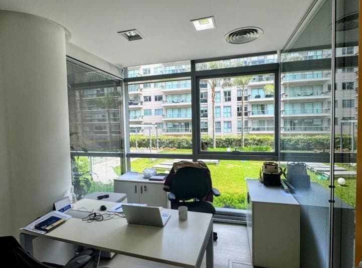 Alquiler oficinas premium Madero Center amobladas con excelente diseño 2