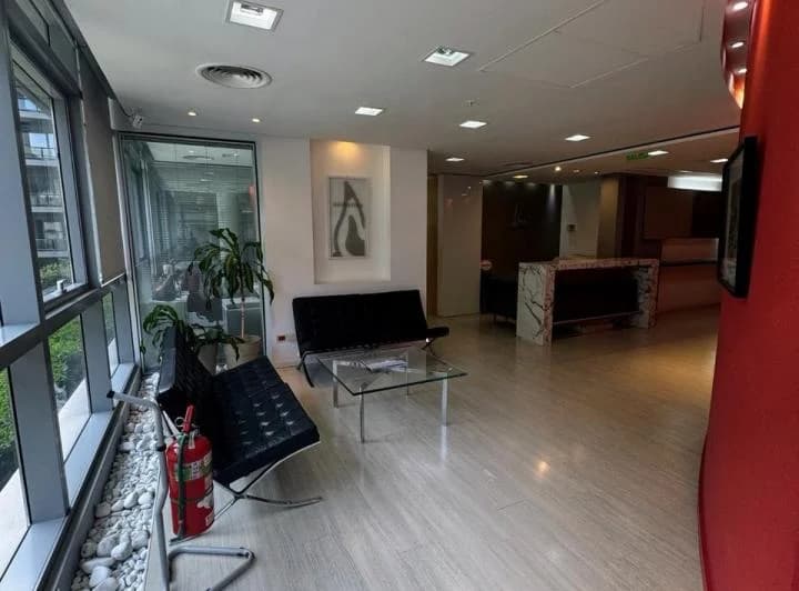 Alquiler oficinas premium Madero Center amobladas con excelente diseño 5