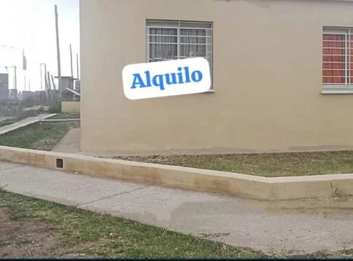 Alquilo casa de 2 Dorm. C/cochera y termosolar  en Horizonte Univ. 1