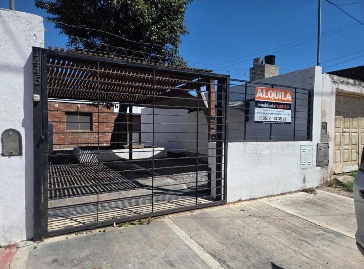 SE ALQUILA CASA DE 2 DORMITORIOS EN BO: SAN MARTIN 1
