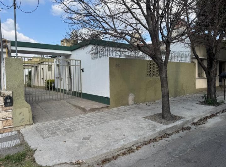 Alquiler departamento de dos dormitorios con patio Barrio Alto Alberdi 2