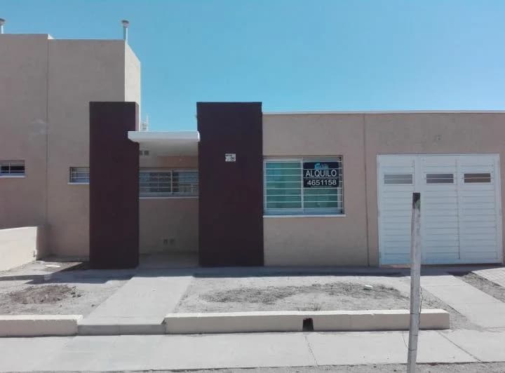 UNIVERSITARIO DE HORIZONTE: ALQUILO CASA DE 2 DORMITORIOS SOBRE CALLE 8 PRINCIPAL(MUY LINDA) 2