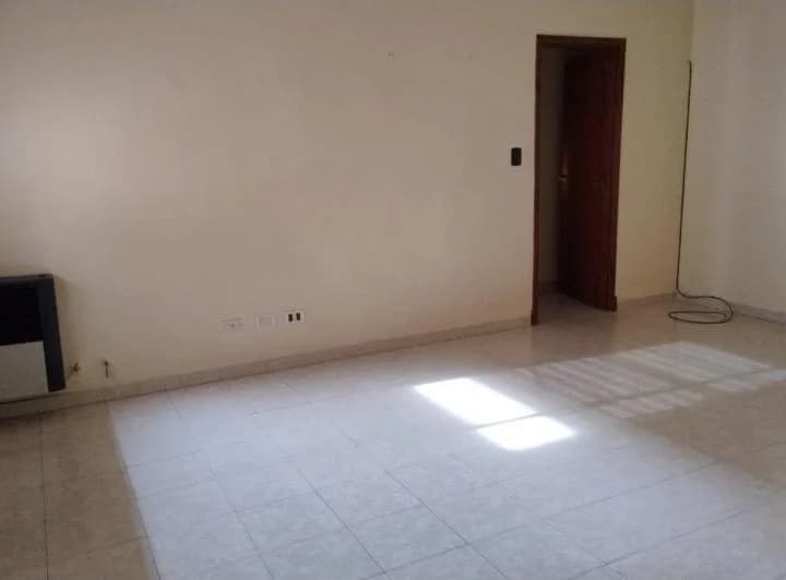 PH 2 ambientes con patio 1er Piso x escalera zona Av colon y 1 de mayo 4