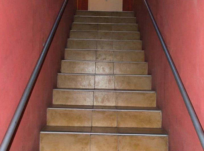 MONOAMBIENTE PRIMER PISO POR ESCALERA CON PATIO 1