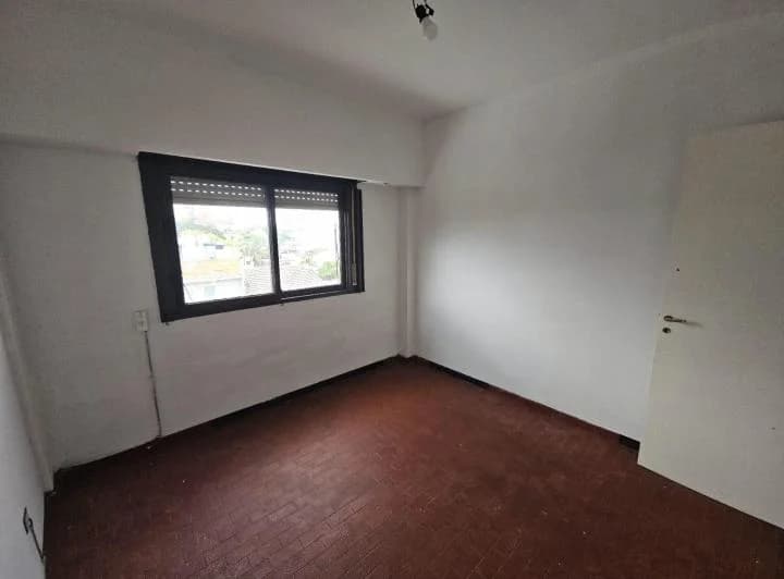 Departamento de 3 ambientes, orientacion Este, luminoso de bajas expensas 2
